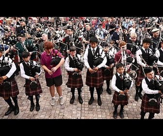 Replay À Melbourne, des joueurs de cornemuse établissent un record mondial en jouant AC/DC