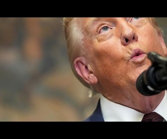 Replay Trump signe un décret fixant le montant des droits de douane américains