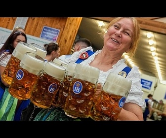 Replay L'Oktoberfest démarre avec la bière, les acclamations et le premier fût percé