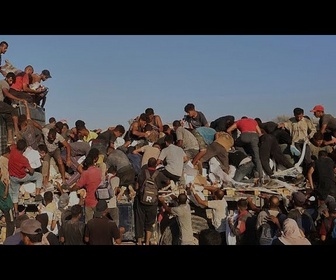 Replay Les foules se rassemblent autour des camions d'aide à Gaza alors que les pénuries alimentaires...