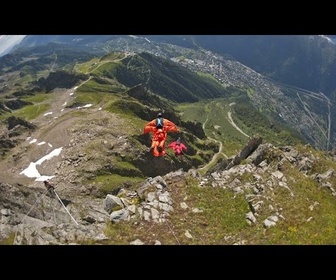 Replay No Comment. Un wingsuit révolutionnaire repousse les limites du vol humain