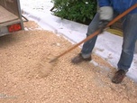 Replay Un jour, un doc - En famille, ils construisent la maison de leurs rêves (2/2)