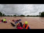 Replay Des images montrent un bateau de secours sombrer lors des inondations mortelles en Thaïlande