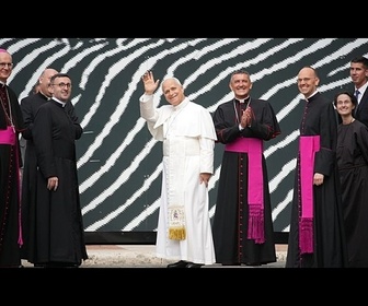 Replay Vatican : JR crée une vague géante pour l'expo AQVA à la bibliothèque apostolique