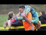 Replay Un couple finlandais remporte la course britannique de portage de femmes