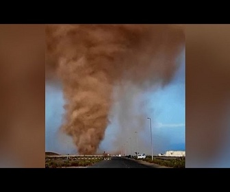 Replay No Comment. Une énorme tornade de poussière tourbillonnant près de la ville de Charjah