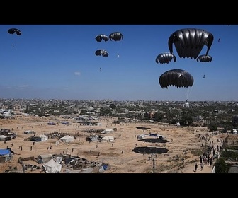 Replay Des dizaines de tonnes de nourriture et d'aide médicale larguées sur la bande de Gaza par la...