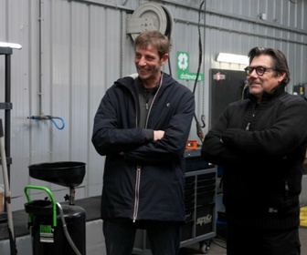 Replay Top Mecanic : 5 jours pour restaurer une épave - S5E1 - Jour 1 - Le duel des animateurs RMC : Aurélien vs Nicolas