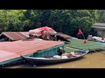 Replay Inondations : un Thaïlandais contraint de vivre sur son toit pendant des semaines