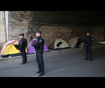 Replay Les autorités françaises évacuent les camps de migrants le long de la Seine à Paris