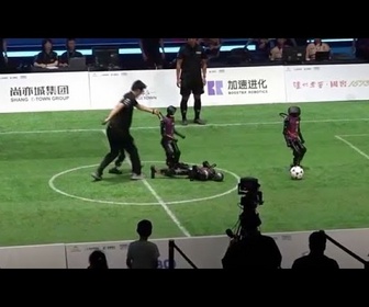 Replay En images, des robots humanoïdes jouent un match de football piloté par l'IA à Pékin