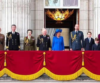 Replay Les Windsor : le pouvoir au balcon - Le dessous des images