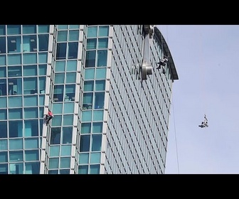 Replay Grimpeur américain Alex Honnold escalade un gratte-ciel de 101 étages sans protection