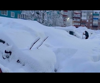 Replay Maisons dégagées des congères profondes au Kamtchatka, en Russie