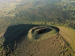 Replay Auvergne : les mystères des géants endormis - Des volcans et des hommes