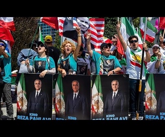 Replay Des Iraniens manifestent devant un stade du Mondial avant le match de l'Iran