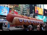 Replay Une gigantesque sculpture de hot-dog revient à Times Square à New York