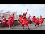 Replay Des centaines de fans en rouge recréent la danse de Wuthering Heights de Kate Bush