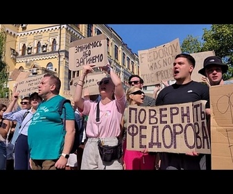 Replay Ukraine : des centaines de manifestants en colère dénoncent le limogeage du ministre de la Défense