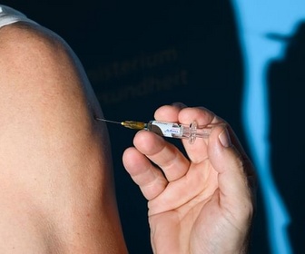 Replay 28 minutes - Une tribune pour défendre la vaccination face aux discours antivax