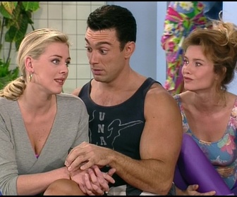 Replay Les filles d'à côté - S10 E01 - Le choc des titans