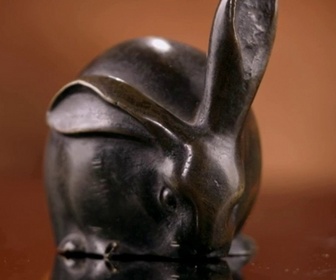 Replay Affaire conclue : la vie des objets - Le lapin en bronze de Caroline