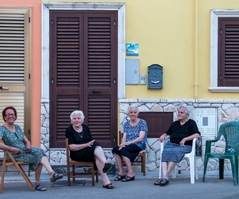 Replay 28 minutes - Interdiction de sortir sa chaise en Espagne