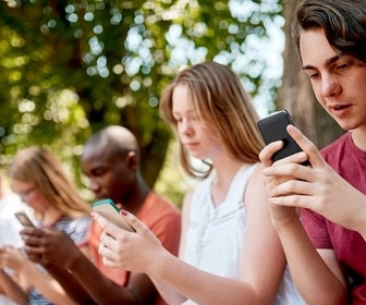 Replay 28 minutes - Plus de réseaux sociaux pour les adolescents ?