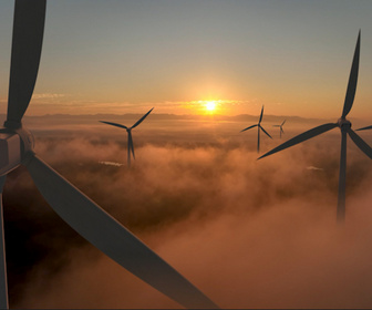 Replay Élément Terre, le reportage - Grâce à ses déserts, la Chine passe numéro un sur le solaire et l'éolien