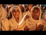 Replay Des Éthiopiens réunis pour la veillée aux chandelles de Noël orthodoxe