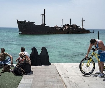 Replay Iran : au coeur de la Révolution - L'épave touristique