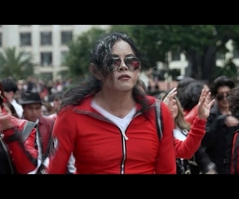 Replay Des fans de Michael Jackson dansent sur Thriller pour les 68 ans du King of Pop