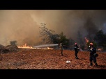 Replay Athènes : pompiers et hélicoptères combattent un incendie de forêt