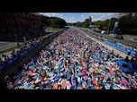 Replay À Moscou, des paddleboardeurs en costume défilent sur une rivière