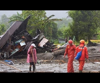 Replay Images aériennes des ravages des crues soudaines et des glissements de terrain en Indonésie