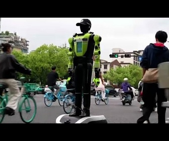 Replay Chine : des robots humanoïdes dirigent la circulation