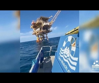 Replay 44 migrants bloqués sur une plate-forme pétrolière abandonnée en Méditerranée secourus