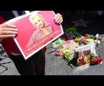 Replay Fleurs et souvenirs: les fans rendent hommage à Dolly Parton