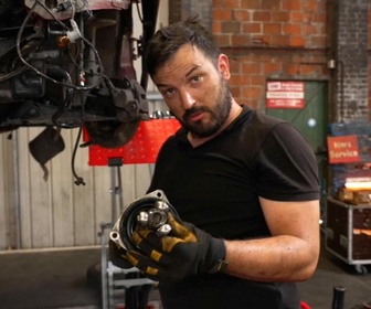 Replay Top Mecanic : 5 jours pour restaurer une épave - S6E27 - Jour 2 - Semaine spéciale animateur de Top Gear France