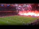 Replay Le moment où des feux d'artifice forcent l'abandon du match de l'Ajax à Amsterdam