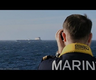 Replay Le pétrolier russe dérouté arrive en baie de Douarnenez sous escorte de la Marine française
