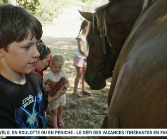 Replay Un jour, un doc - À vélo, en roulotte ou en péniche : le défi des vacances itinérantes en famille (1/2)