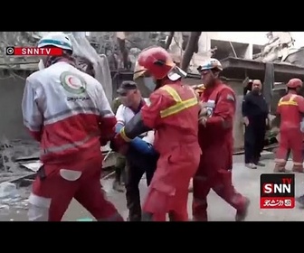 Replay La télévision iranienne montre un homme sauvé des décombres au Sud-Khorasan