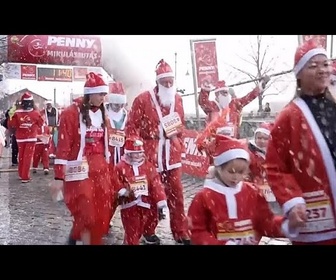 Replay À Budapest, les rues se remplissent de coureurs pour la course du Père Noël