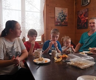 Replay Russie : les bébés Poutine / Syrie : les enfants volés de la dictature - ARTE Reportage