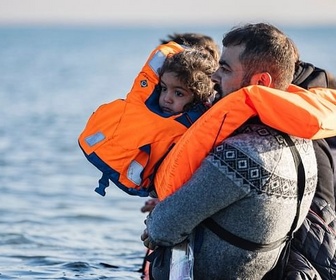 Replay L'Europe, derrière murs et barbelés - One in, one out : la France et le Royaume-Uni contre l'immigration illégale