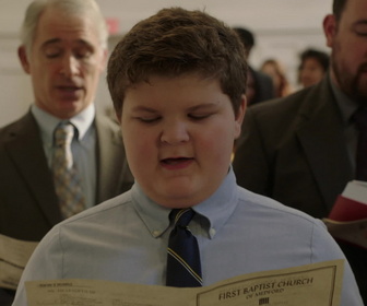 Replay Young Sheldon - S3E9 - Une invitation à une fête, des raisins pour le foot et une poule terrestre