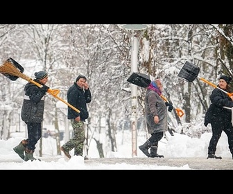 Replay Fortes chutes de neige à Bucarest, les transports perturbés