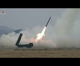 Replay Kim Jong-un supervise un exercice militaire impliquant 12 lance-roquettes de 600 mm