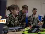 Replay Pologne : Un cours pour piloter des drones - ARTE Journal Junior du vendredi